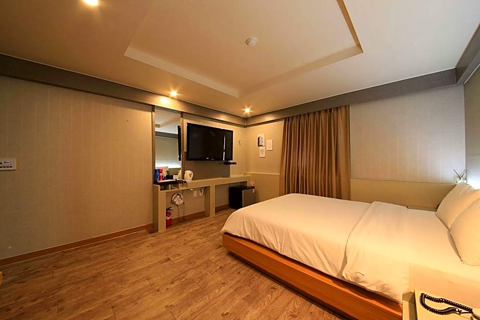 Hotel M story