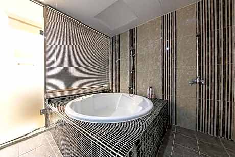 Deluxe Double Room (2 Adults + 1 Child)