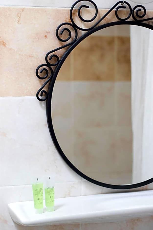 Armadoros Hotel / Ios Backpackers