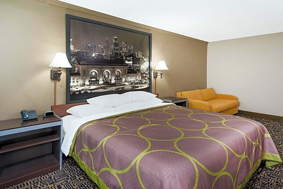 Super 8 by Wyndham Warrensburg