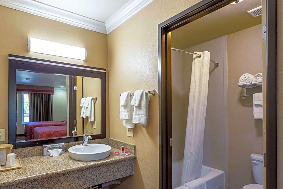 Econo Lodge Inn & Suites Escondido