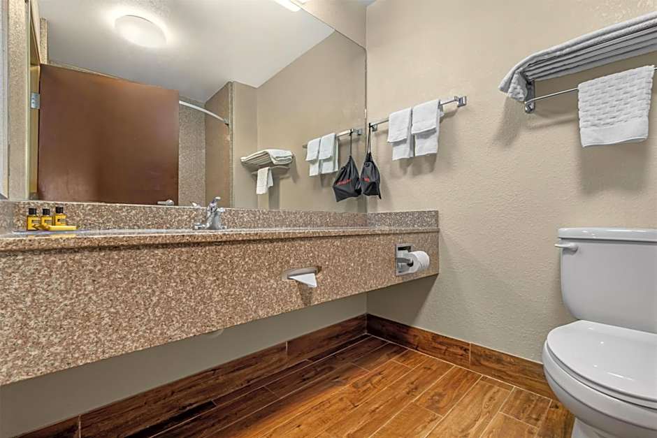 Best Western Plus Shamrock Inn & Suites