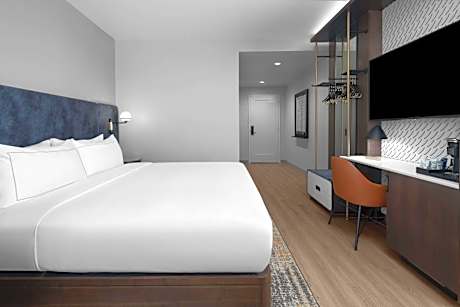 1 King Bed Corner Room