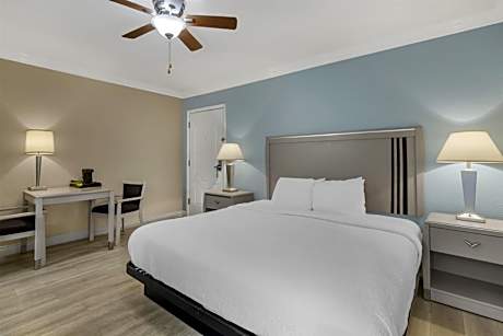 King Room with Walk-In Shower - Mobility Access