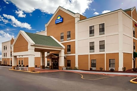 Days Inn & Suites by Wyndham Harvey / Chicago Southland