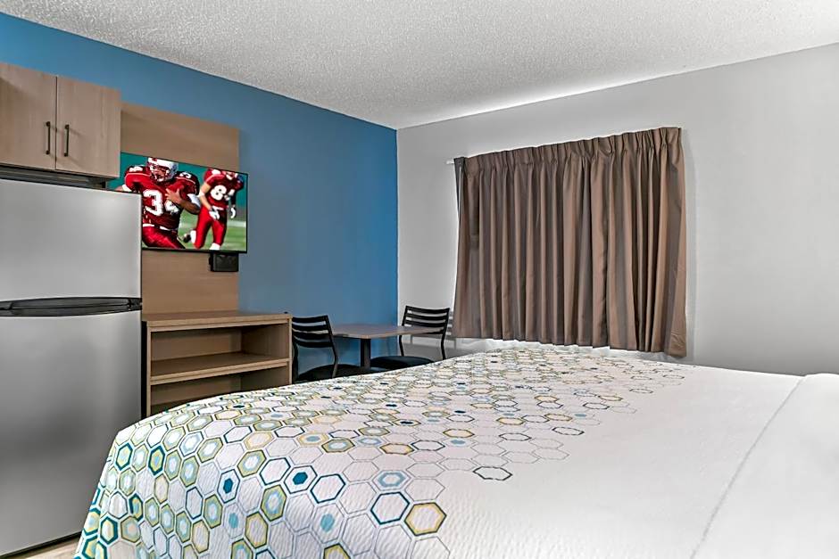 HomeTowne Studios by Red Roof Flint