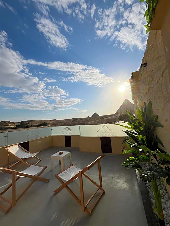 The Gate Hotel Front Pyramids & Sphinx View