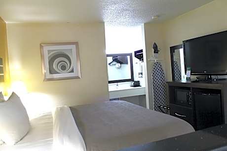 1 King Bed, Suite, Nonsmoking