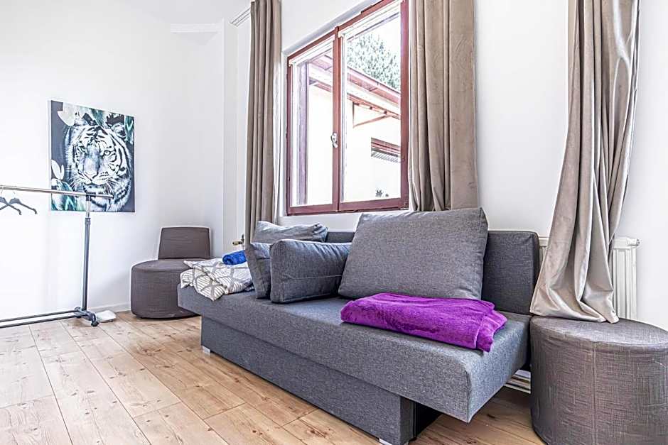 Comfy Rooms in Shared villa with Terrace and Garden