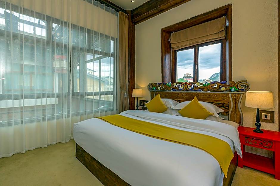 Shangri-La E-Outfitting Boutique Hotel