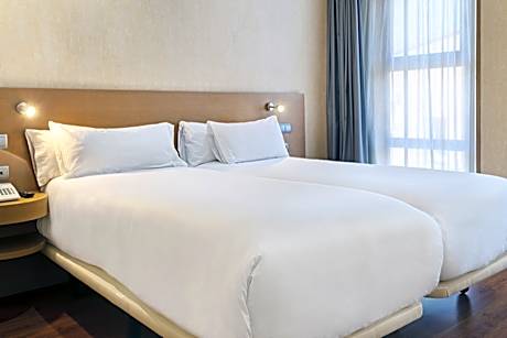 TWIN ROOM