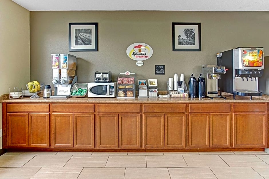 Super 8 by Wyndham Gurnee