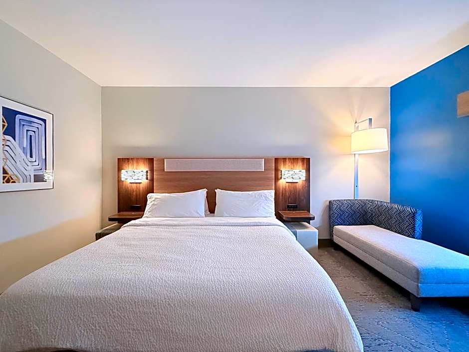 Photo 1 of 3 of 1 King Bed, Hearing/Mobility Accessible