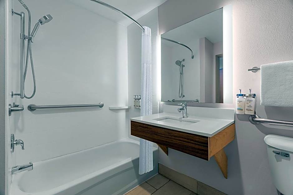 Holiday Inn Express & Suites Harrison By IHG