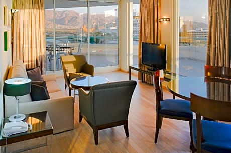 Deluxe Suite Smoking 1 King Bed W Sofa