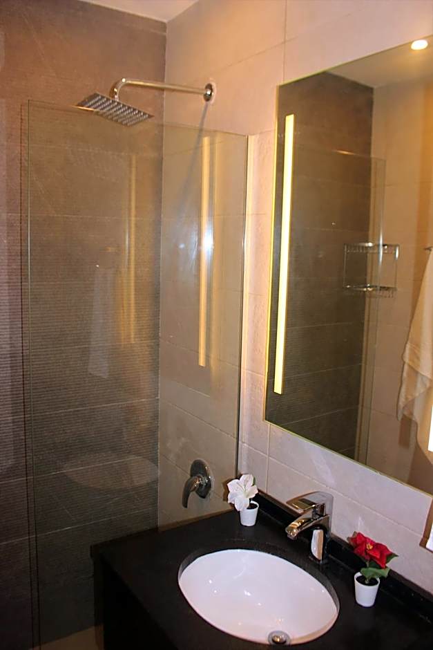 New MerryLand Hotel