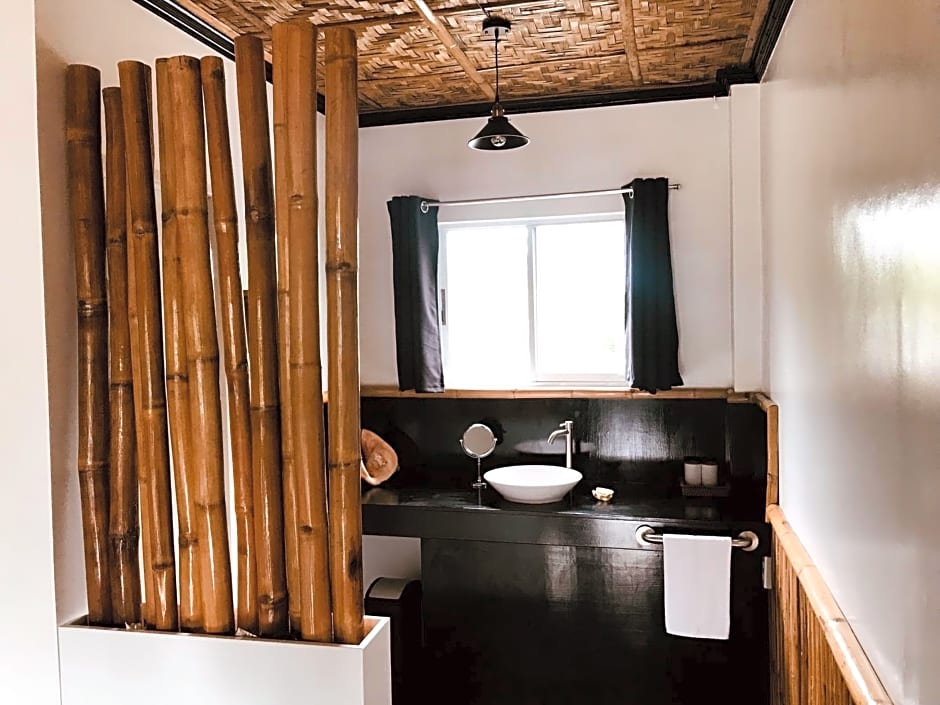 Everyday Sunday Hotel & Cafe