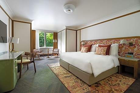 SPA Junior Suite, Junior Suite, 1 King, Limited view, SPA building, Away from elevator