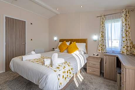 Swan Lake View with Hot Tub