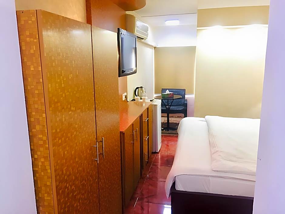 OYO 338 Transworld Hotel