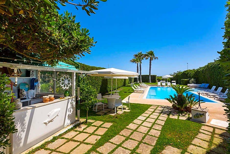 Residence Punta Cassano - In piscina sulla spiaggia di sabbia