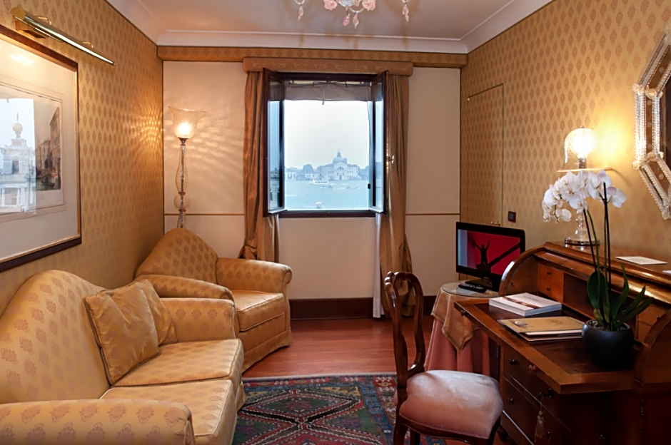 Hotel Monaco & Grand Canal
