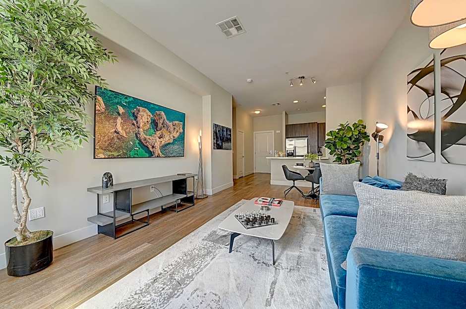 Penthouse One Bedroom Garden View Condo by UCLA