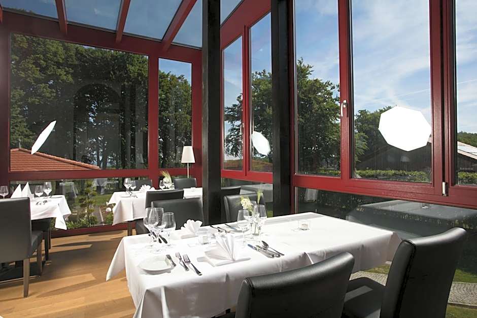 SCHLOSS RANZOW - kleines Romantik Hotel - Wellness - Golfplatz - Hochzeiten & Feiern