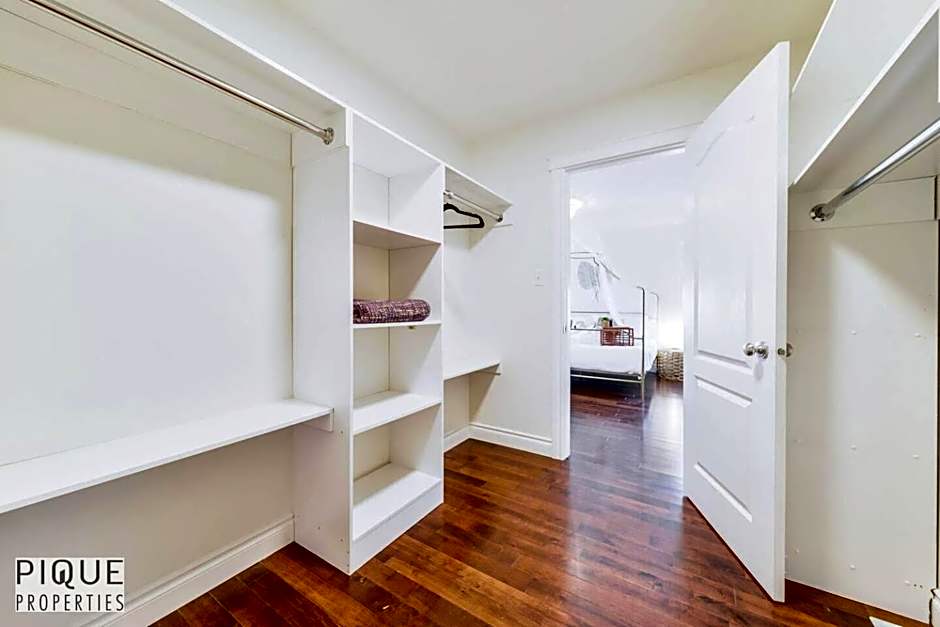 Tropical Oasis - King Beds - Free Netflix & Parking - Fast Wi-Fi
