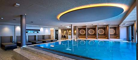 Aparthotel Familiaris - Family Apartments - Pools & Spa in Dolomites