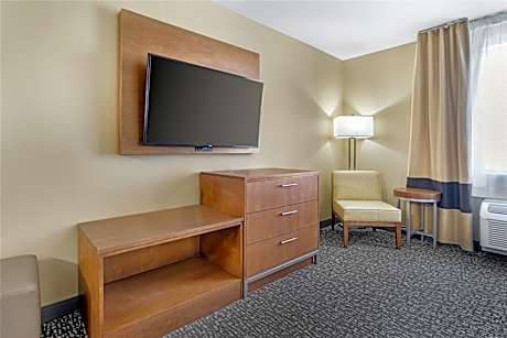Suite-1 King Bed Non-Smoking Separate Bedroom Larger Room Microwave And Refrigerator Full Breakfast