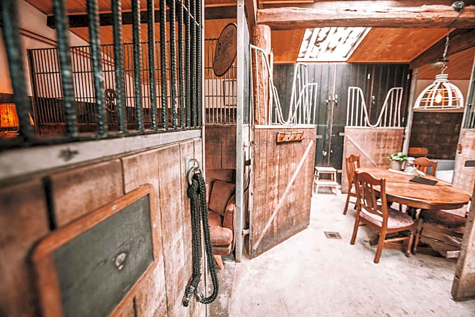 CRASH'NSTAY - Paardenstal