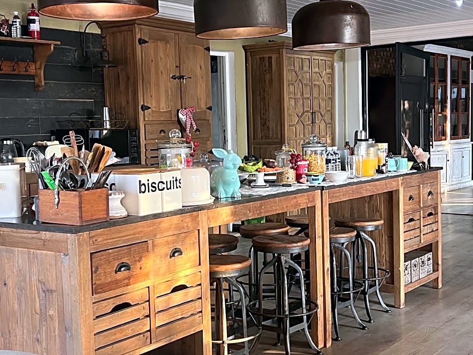 Simba Safaris African Pride Exotic Lodge