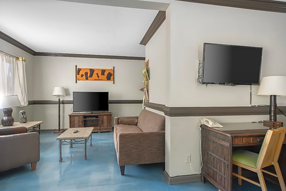 Caliente Tropics Hotel