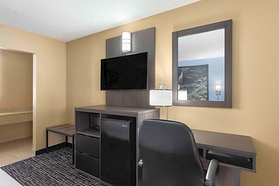 Super 8 by Wyndham Paducah I-24 Exit 4