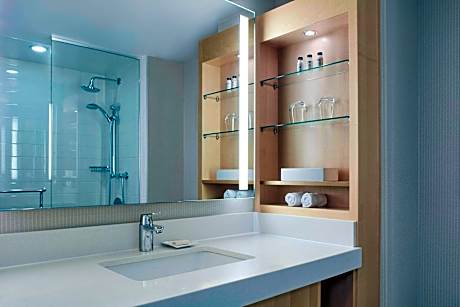 Deluxe Family 2 Bedrooms, Deluxe Guest room, Bedroom 1: 2 Queen, Bedroom 2: 1 King, Poolside