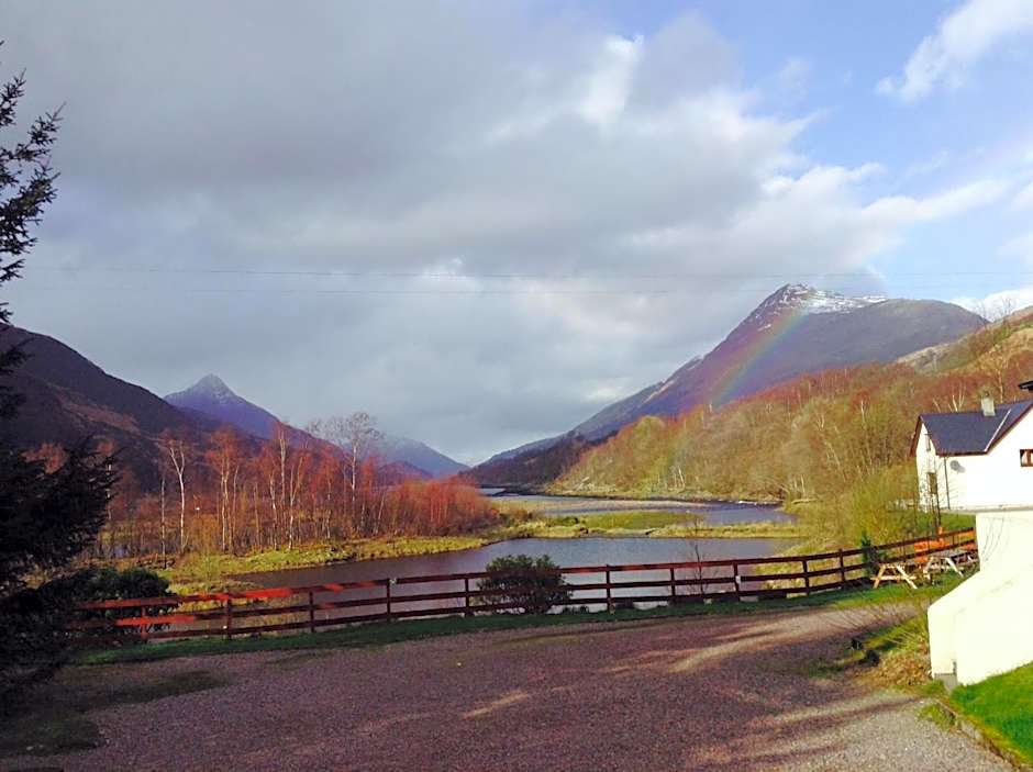 MacDonald Hotel & Cabins