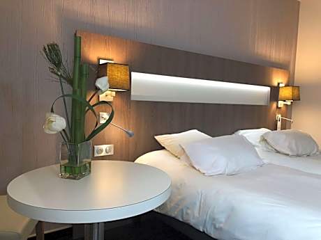 Comfort Twin Room with Pool View - Non-Smoking