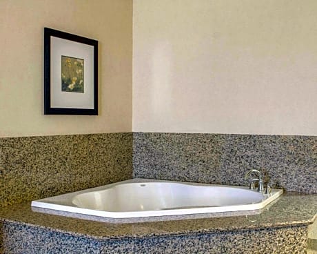 2 Queen Beds, Suite, Nonsmoking