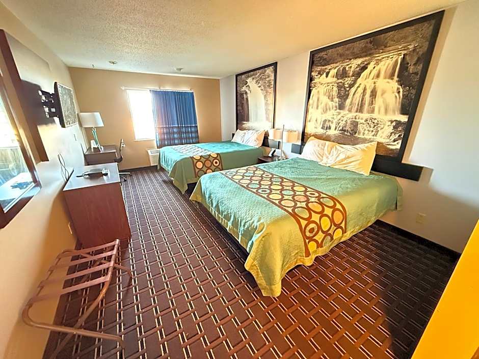 Super 8 by Wyndham Reedsburg