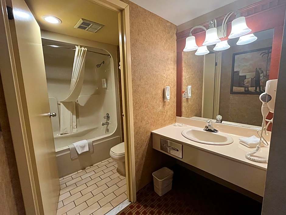 Quality Inn & Suites Bay Front