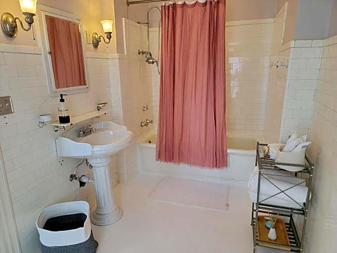 The Kings Throne Inn and Guest House