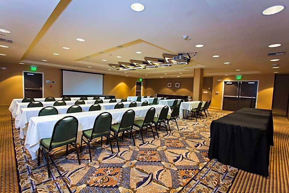 Holiday Inn Express & Suites Sacramento NE Cal Expo By IHG