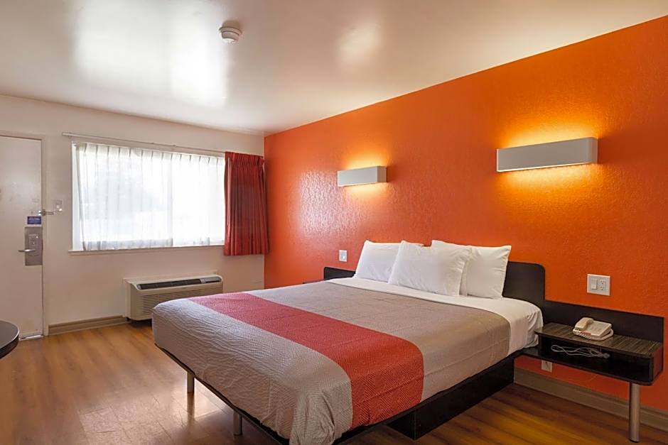 Motel 6 Claremont, CA