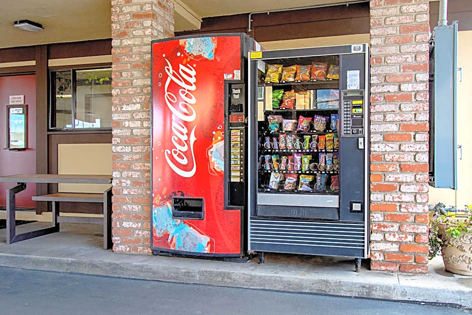 Red Roof Inn & Suites Monterey