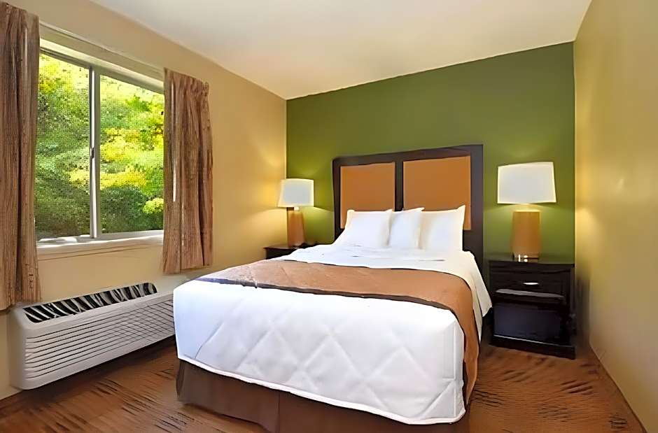 Suburban Studios Indianapolis Northwest - College Parks