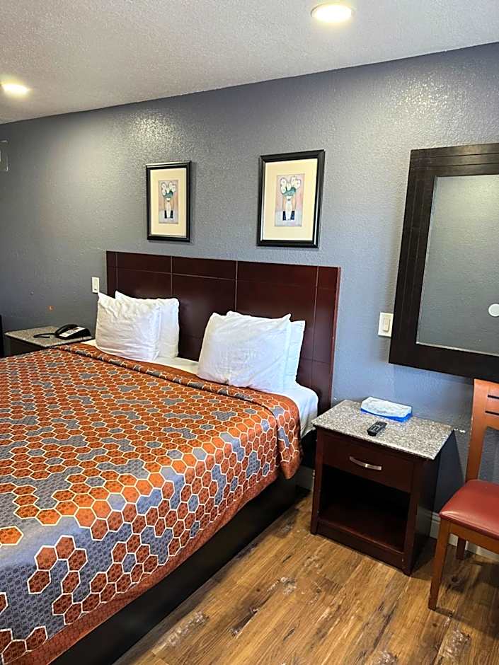 Fireside Inn By The Beach Boardwalk & Bowling
