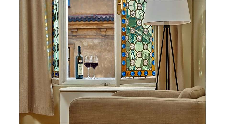 Mostecká 12 Residence