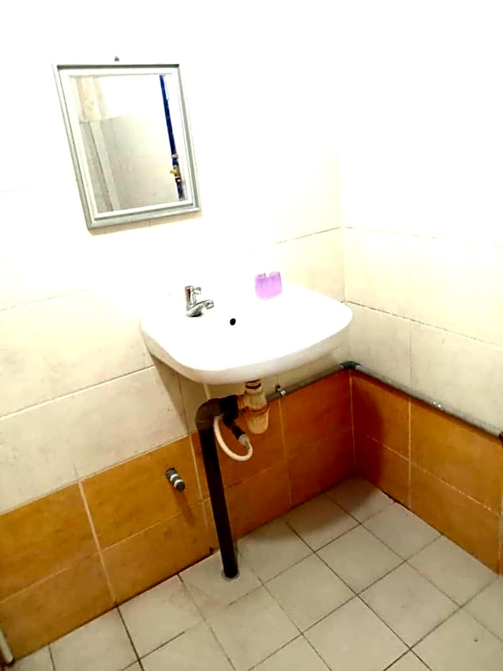 OYO HOME 90768 Flo Inn Motel