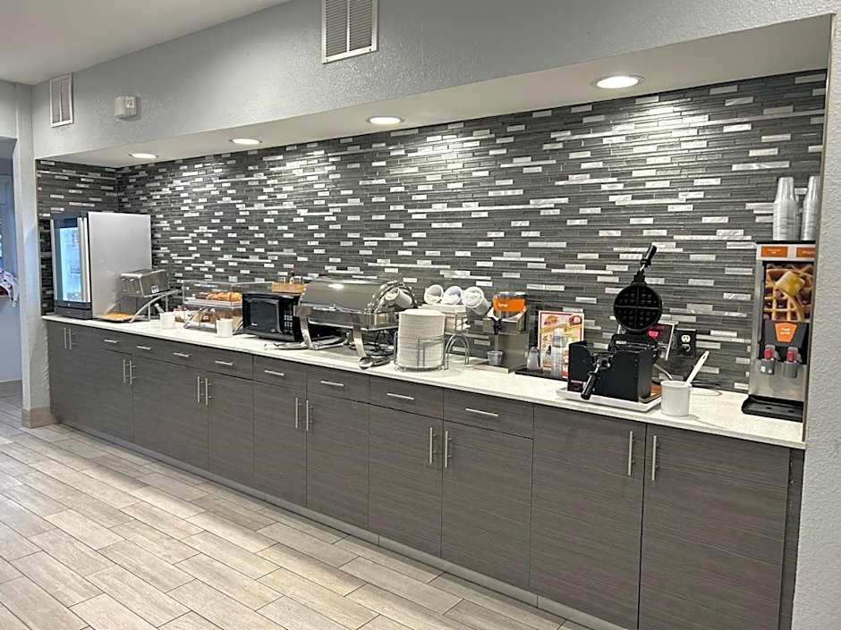 Comfort Inn & Suites Liverpool-Clay